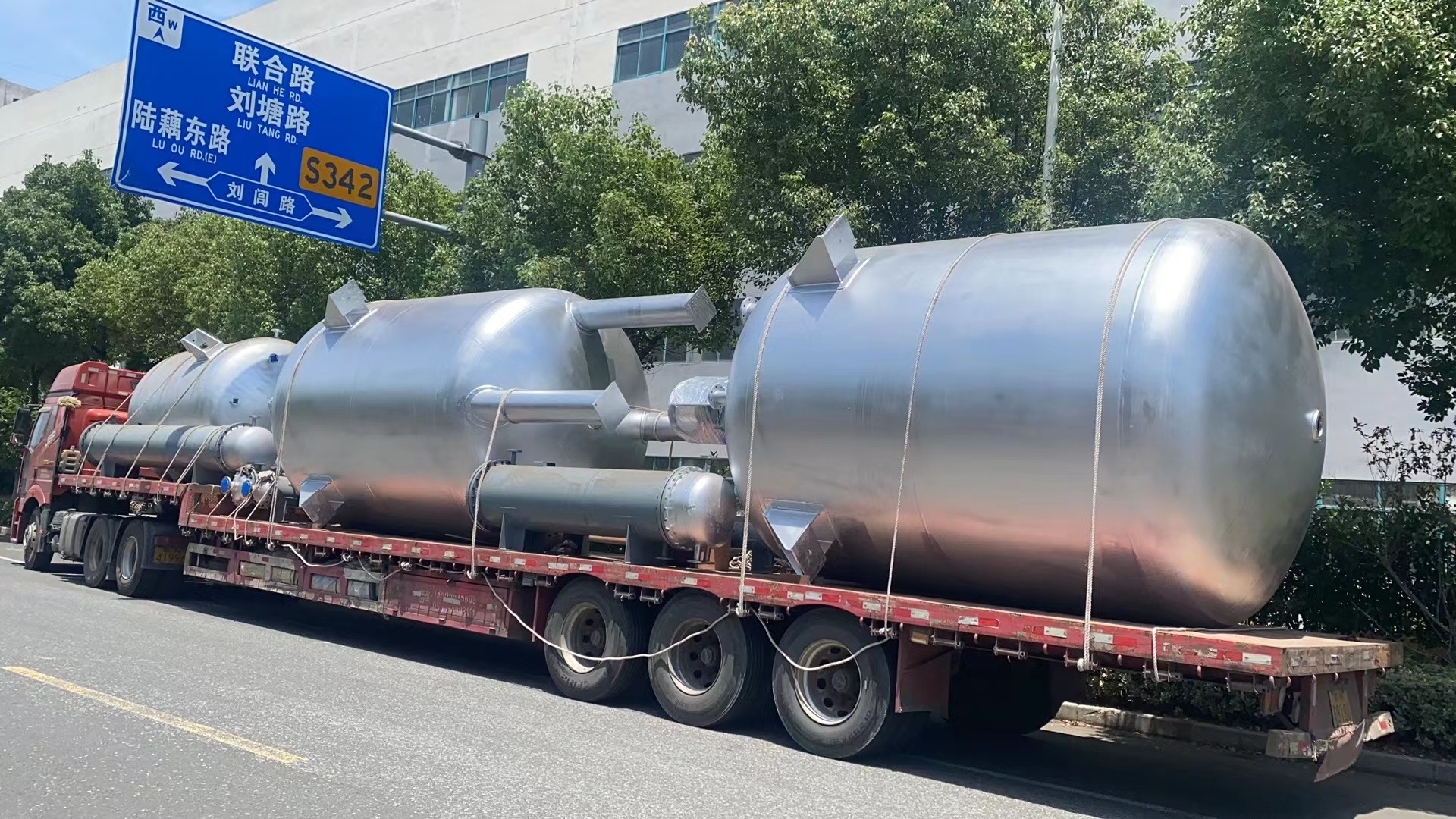 三臺不銹鋼反應釜，六臺列管冷凝器發(fā)往江西